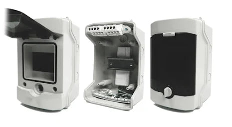 Kapsling IP65 1x4 moduler med rökfärgad dörr