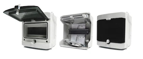 Kapsling IP65 1x8 moduler med rökfärgad dörr