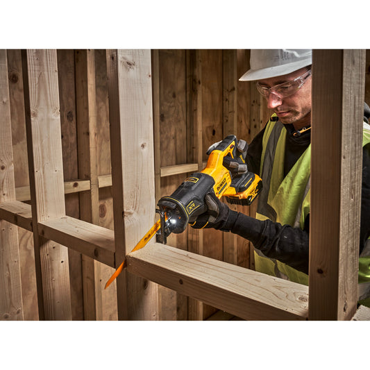 DeWalt DCS382N-XJ Tigersåg i användning