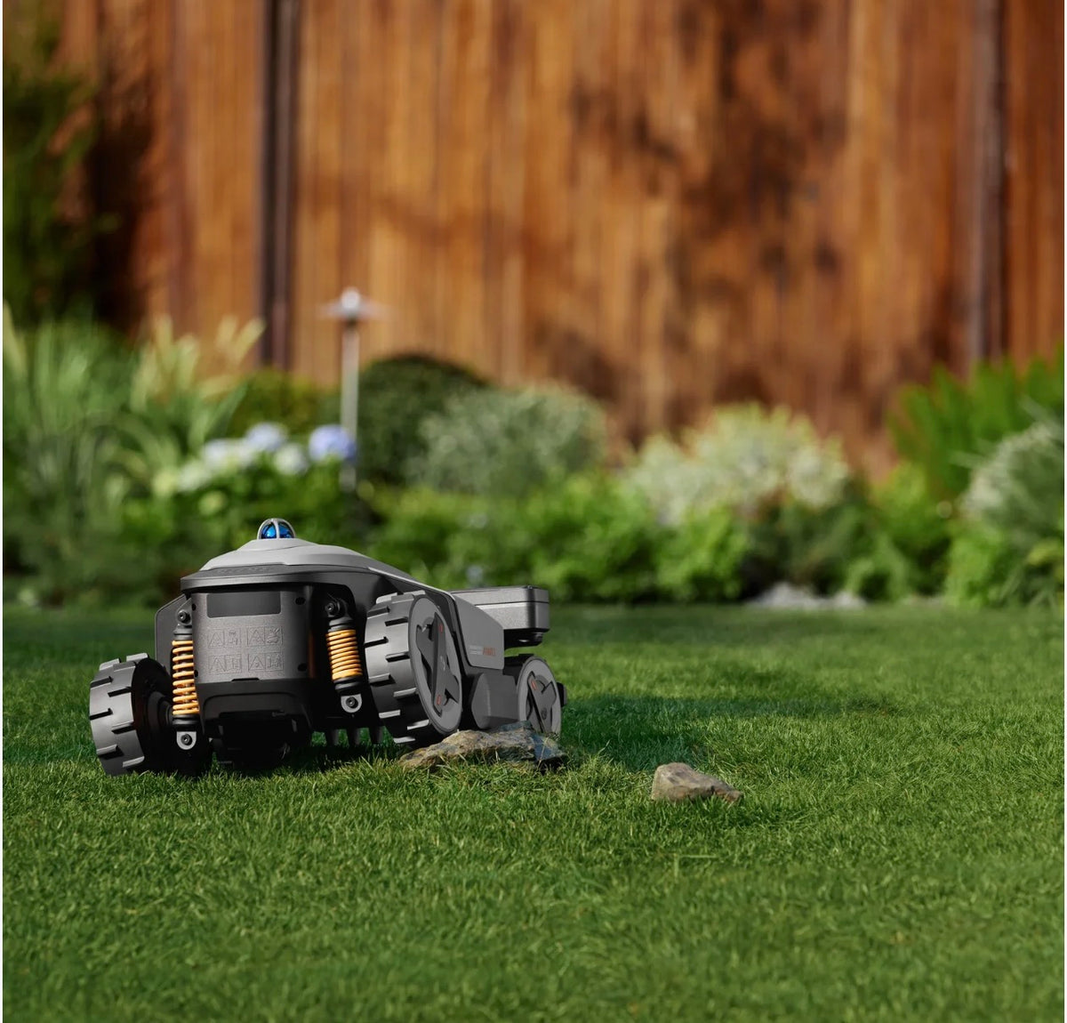 Roborock RockMow Z120 LiDAR i trädgård