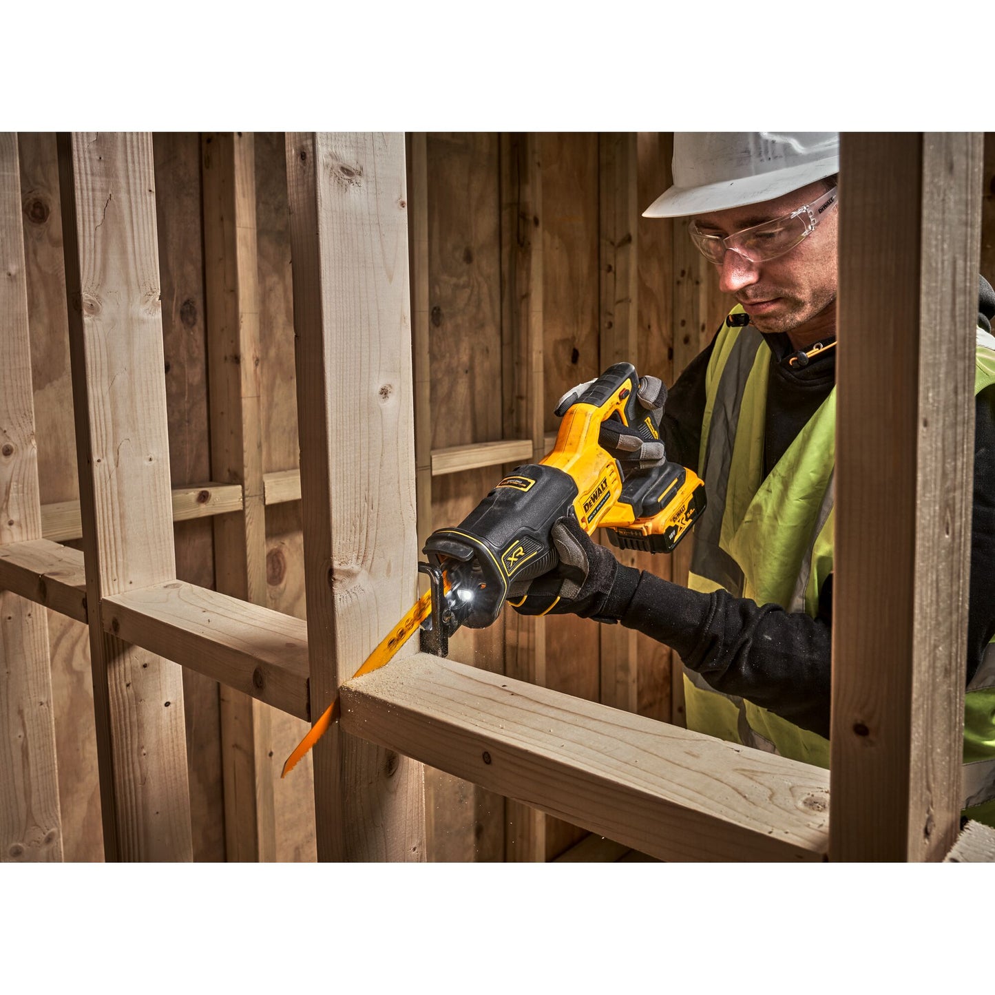 DeWalt DCS382N-XJ Tigersåg i användning
