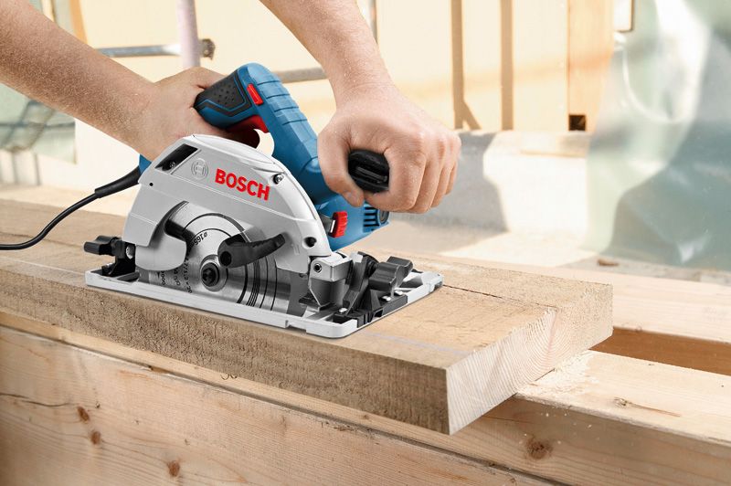 Bosch GKS 55+ GCE cirkelsåg i arbete